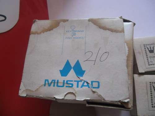APPROXIMATELY 1500 SMALL MUSTAD AND TRIDENT FISHING HOOKS (NEVER BEEN USED)